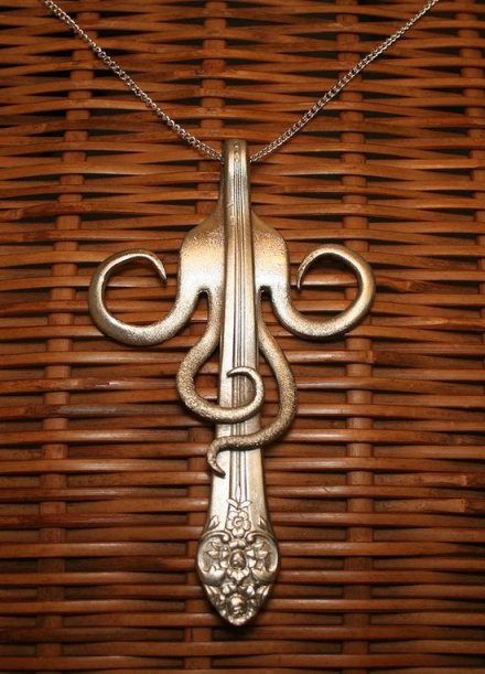 Colgante hecho con un tenedor Colgante hecho con un tenedor