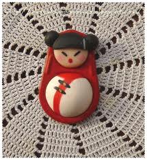 Broche realizado en fimo y con una lata de refresco como fondo