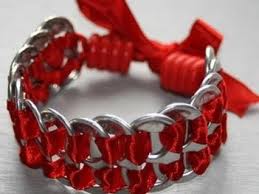 Pulsaras con cintas de diferentes colores de dos filas y de una fila.