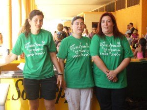 PARTE DEL PERSONAL QUE COMPONE LA ASOCIACIÓN DE DE MADRES Y PADRES DEL ALUMNADO Y QUE TRABAJARON UN MONTÓN EL DÍA DE LA FIESTA PARA QUE TODO EL MUNDO LO PASARA BIEN