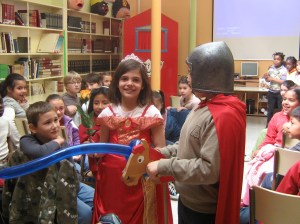 El caballero le regala una rosa a su princesa