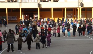 LOs más pequeños delante, alumnado de 2º de primaria en el centro y los de 4º de primaria al fondo