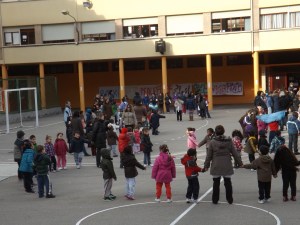Los de infantil hicieron las delicias de madres y padres que los observaban desde la vallas del cole