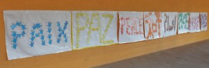 Pancartas del día de la paz en distintos idiomas realizadas por el alumnado del CEIP Marcos Frechín